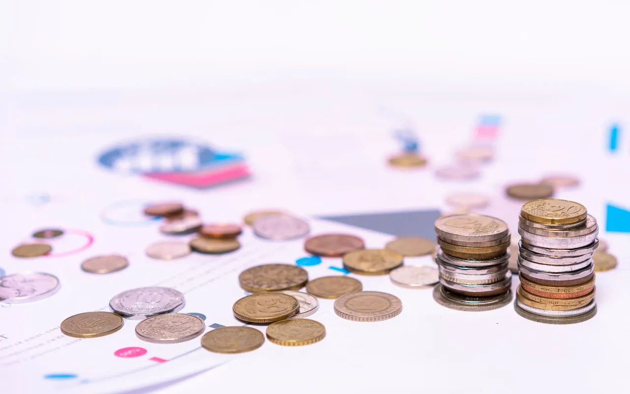 Tabela comparativa visual com tarifas dos três marketplaces e barras de margem